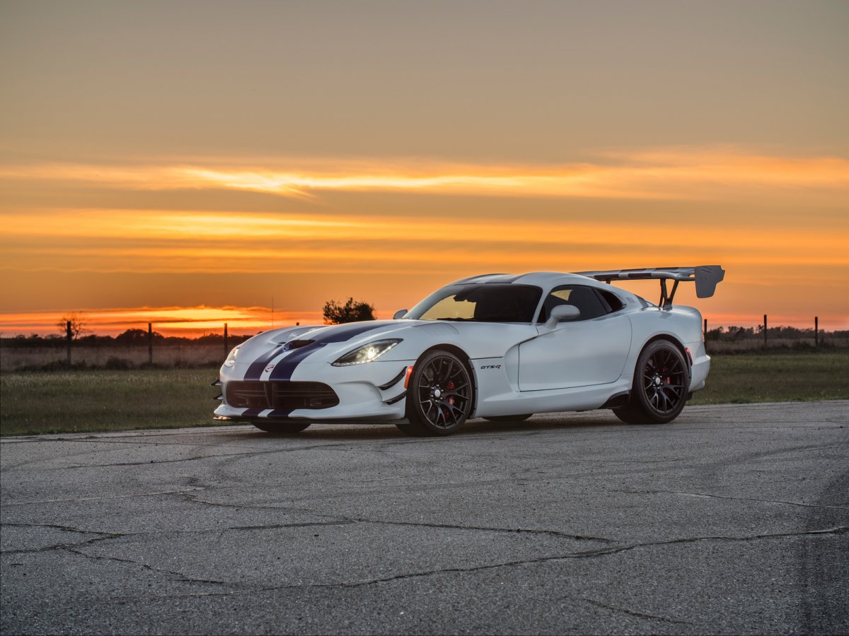 2017-Viper-GTS-R-Hennessey-HPE700-White-Blue-Stripes-11.jpg